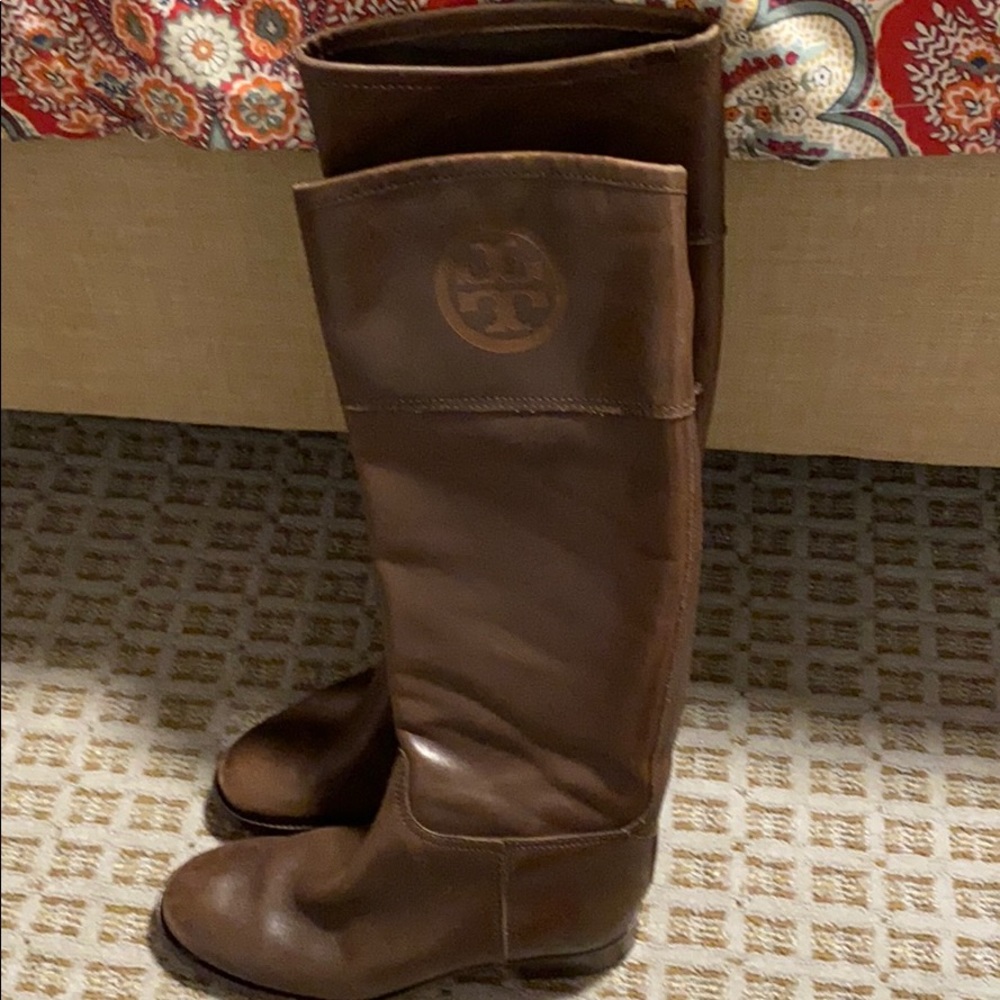 A beautiful Tory Burch boots